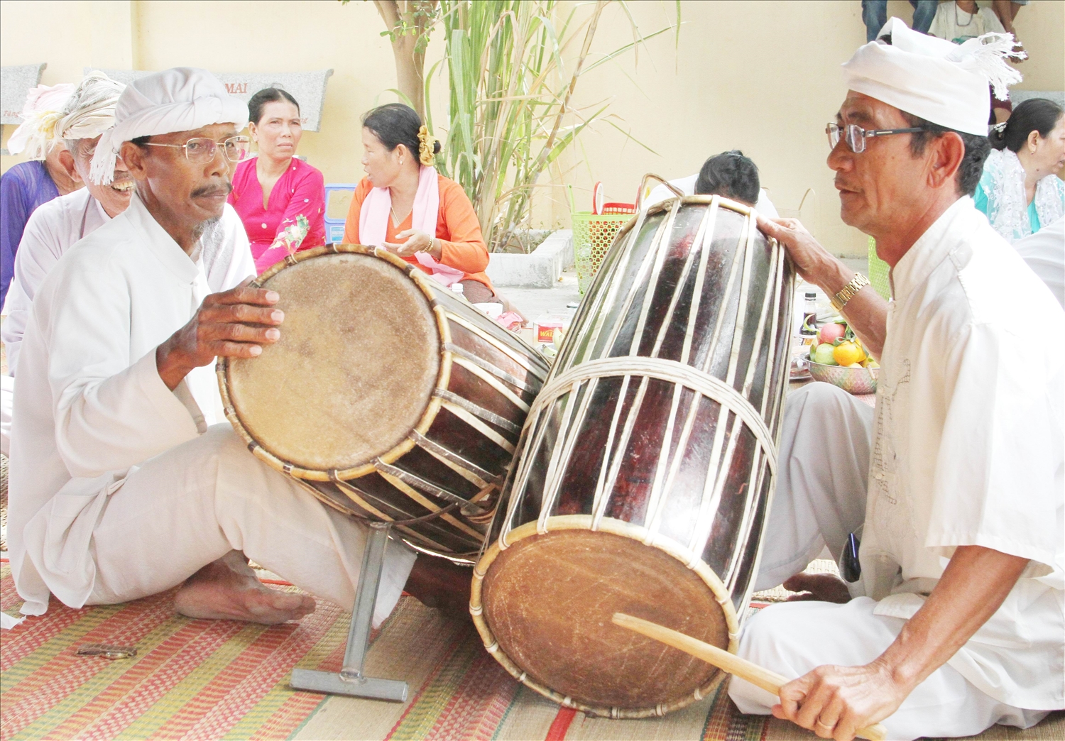 Các nhạc công vỗ trống ghi năng hòa nhịp cùng trống baranưng doMaduen Sầm Tánh thực hiện, và hát thánh ca ca ngợi công ơn thần linh tại nghi lễ Rija Harei. 