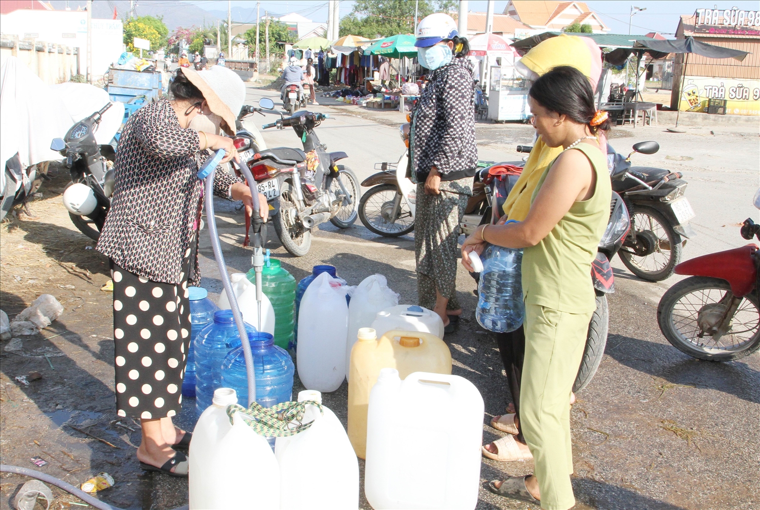 Chị Thạch Thị Ngọc Diệu 37 tuổi ở thôn Tân Đức lấy nước vô bình chở về sinh hoạt gia đình.