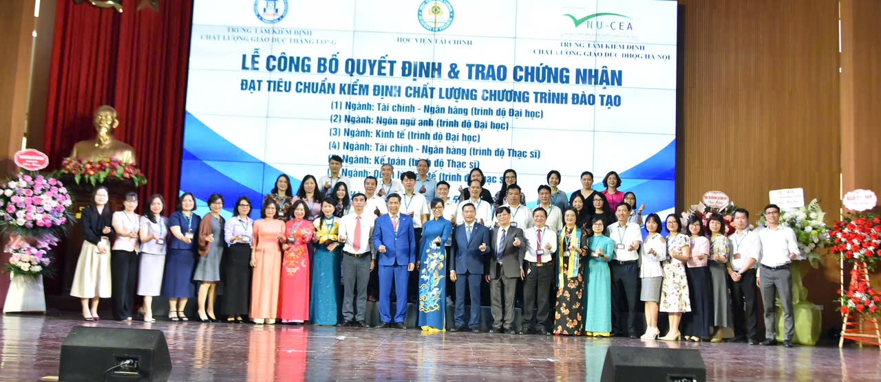(BCĐ-Chuyên đề của Học viện Tài chính) Học viện Tài chính đón nhận Giấy chứng nhận kiểm định chất lượng giáo dục đào tạo 2
