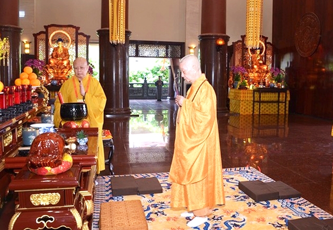 Đức Pháp chủ Giáo hội Phật giáo Việt Nam thắp hương cầu nguyện tại lễ khai đàn. (Ảnh: Bảo Toàn/BGN)