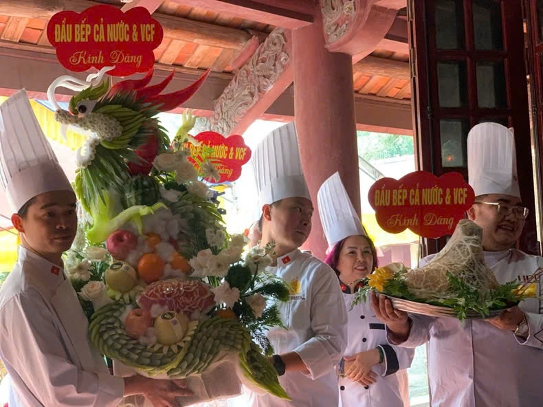 Đông đảo đầu bếp cả nước hướng về ngày lễ dâng hương hằng năm tưởng nhớ Hoàng tử Lang Liêu, người đã sáng tạo ra bánh chưng, bánh giầy