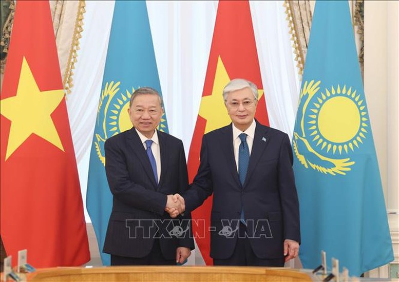 Tổng Bí thư Tô Lâm và Tổng thống Kassym-Jomart Tokayev trước khi tiến hành hội đàm