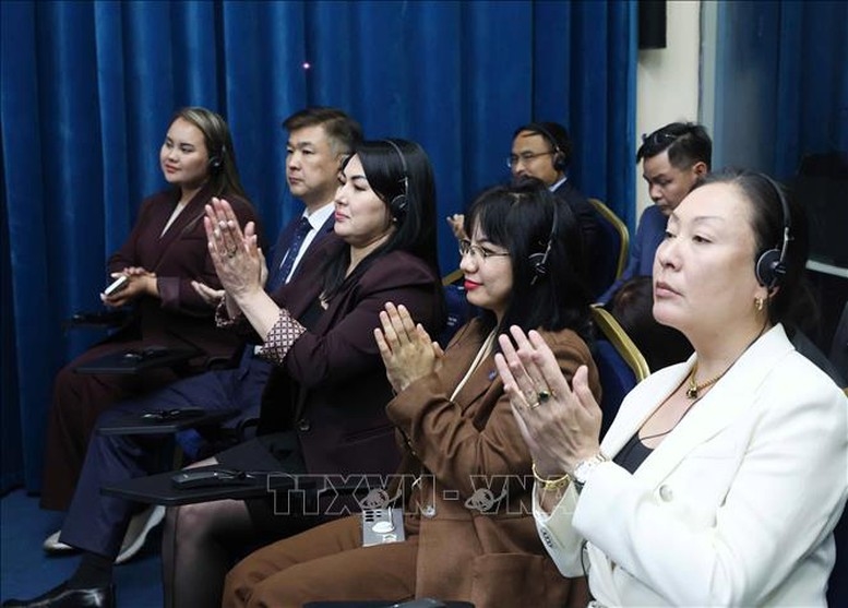 Giảng viên, học viên Học viện Hành chính Công trực thuộc Tổng thống Kazakhstan tham dự buổi phát biểu về chính sách của Tổng Bí thư Tô Lâm