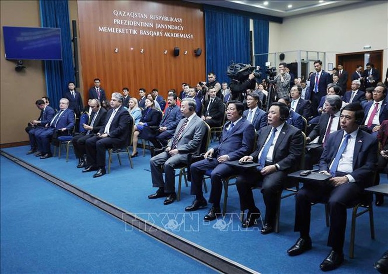Tổng Bí thư Tô Lâm và các đại biểu tại Học viện Hành chính Công trực thuộc Tổng thống Kazakhstan