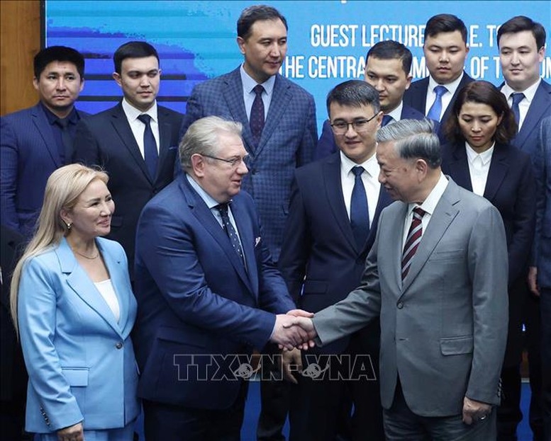 Tổng Bí thư Tô Lâm và lãnh đạo, giảng viên, học viên Học viện Hành chính Công trực thuộc Tổng thống Kazakhstan