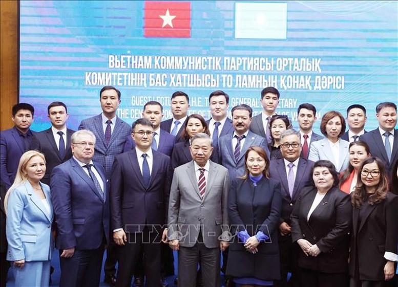 Tổng Bí thư Tô Lâm và lãnh đạo, giảng viên, học viên Học viện Hành chính Công trực thuộc Tổng thống Kazakhstan