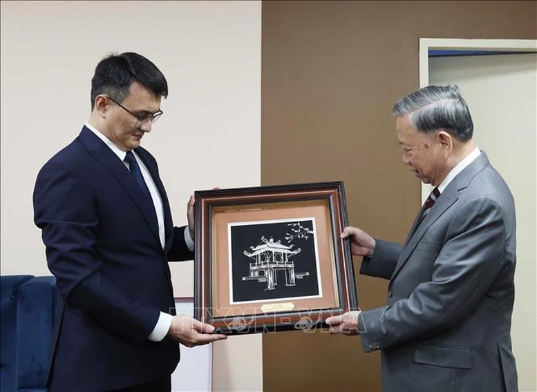 Tổng Bí thư Tô Lâm tặng quà lưu niệm cho Học viện Hành chính Công trực thuộc Tổng thống Kazakhstan