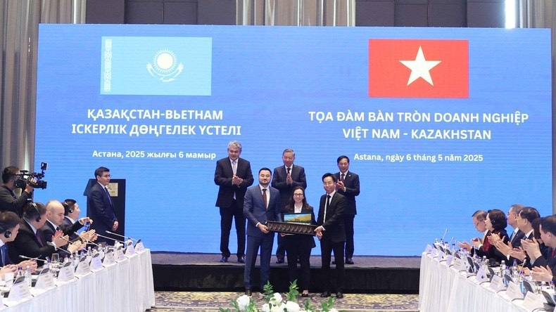 Tổng Bí thư Tô Lâm chứng kiến đại diện Công ty Mareven Food Central (Doanh nghiệp Việt Nam tại Kazakhstan) trao tặng 10 xe cứu thương cho chính quyền Kazakhstan. (Ảnh: Thống Nhất/TTXVN)