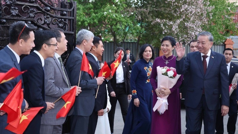 Tổng Bí thư Tô Lâm và Phu nhân đến thăm Đại sứ quán Việt Nam tại Kazakhstan. (Ảnh: Thống Nhất/TTXVN)