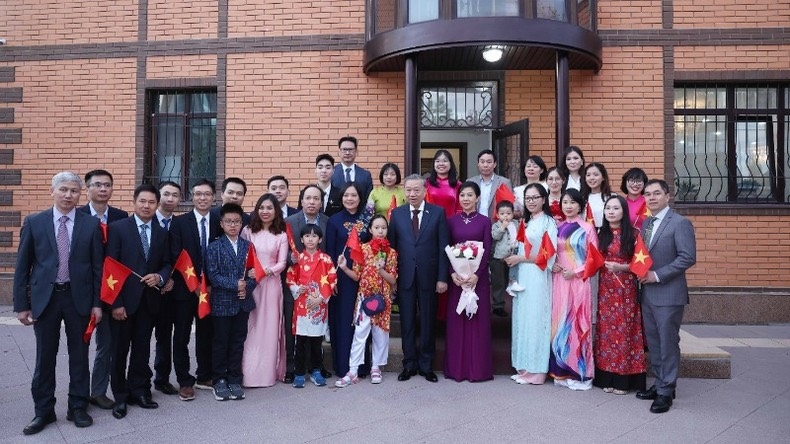Tổng Bí thư Tô Lâm và Phu nhân với gia đình cán bộ, nhân viên Đại sứ quán Việt Nam tại Kazakhstan.