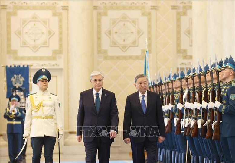Tổng Bí thư Tô Lâm và Tổng thống Kazakhstan Kassym-Jomart Tokayev duyệt Đội danh dự tại Lễ đón