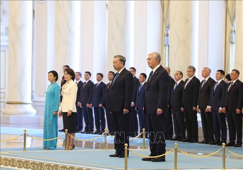 Tổng thống Kazakhstan Kassym-Jomart Tokayev chủ trì lễ đón chính thức Tổng Bí thư Tô Lâm và Phu nhân