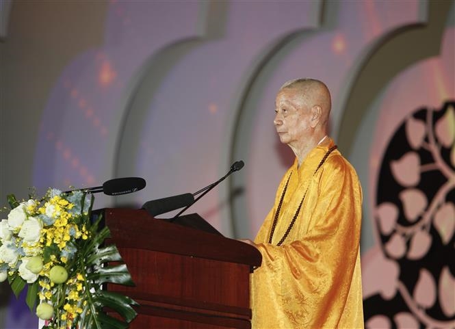 Đại lão Hòa thượng Thích Trí Quảng, Đức Pháp chủ Hội đồng chứng minh Giáo hội Phật giáo Việt Nam đọc Thông điệp tại Lễ Khai mạc Đại lễ. Ảnh: Thanh Vũ-TTXVN