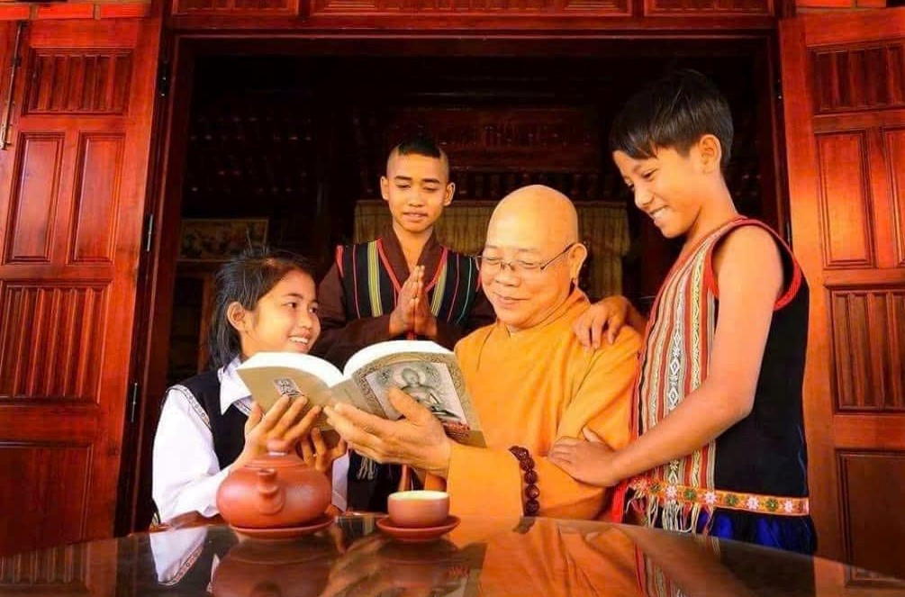 Hoà thượng Thích Quảng Xả, Phó Chủ tịch Hội đồng Trị sự - đặc trách Phật giáo 5 tỉnh Tây Nguyên, Trưởng ban Trị sự Giáo hội Phật giáo Việt Nam tỉnh Kon Tum giảng những lời phật dạy cho các em phật tử đồng bào DTTS 