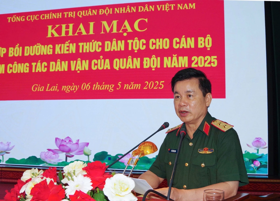 Trung tướng Đỗ Xuân Tụng phát biểu khai mạc lớp bồi dưỡng kiến thức dân tộc