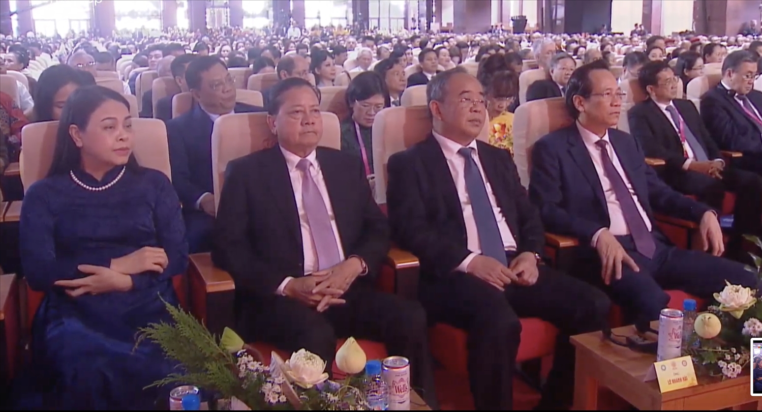 Bộ trưởng Bộ Dân tộc và Tôn giáo Đào Ngọc Dung ( người thứ 4 từ trái qua) cùng các đại biểu tham dự lễ khai mạc 