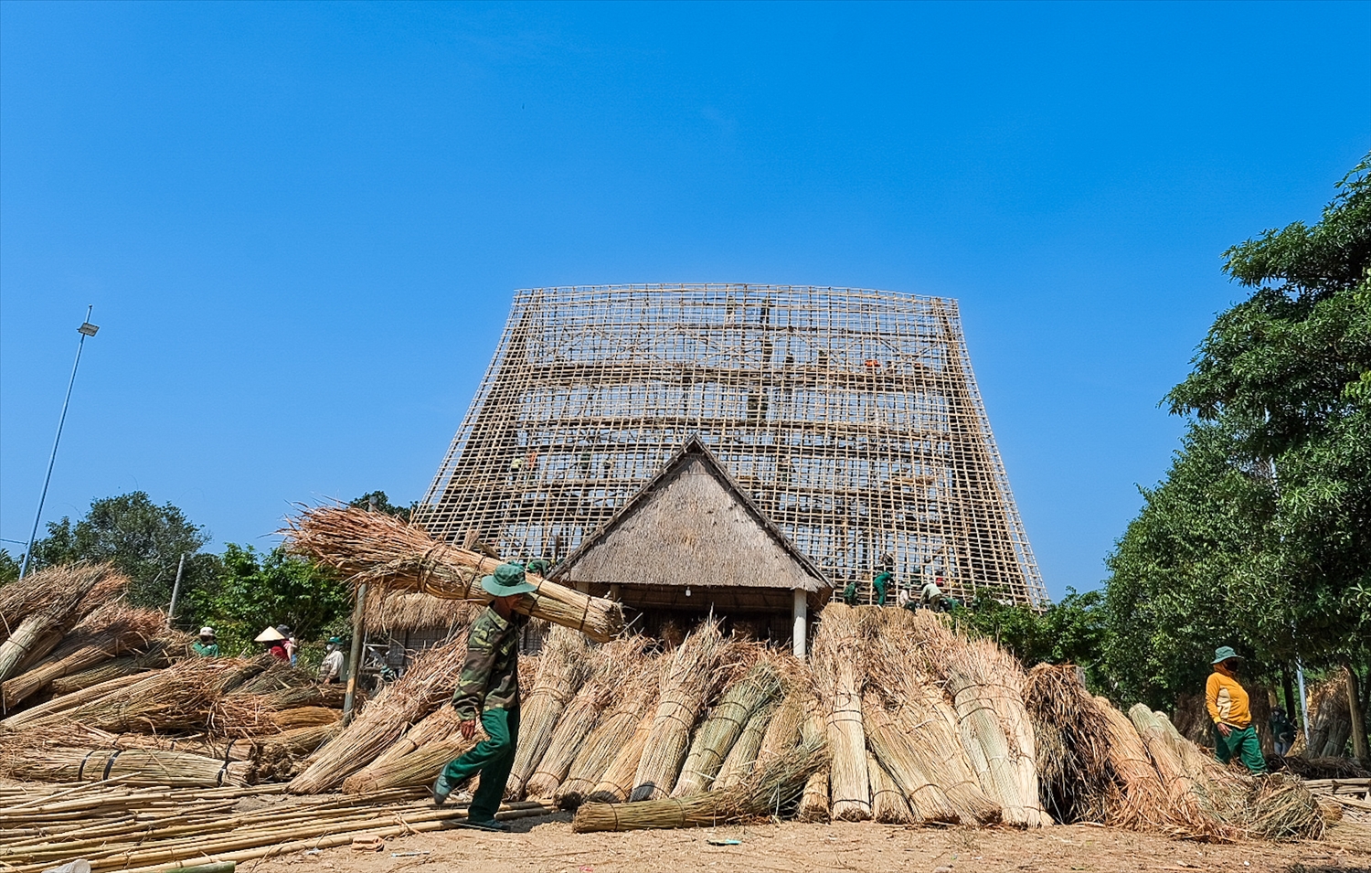  Đồng bào Ba Na ở làng Kon Sơ Lăl cùng nhau tất bật lợp lại mái nhà rông