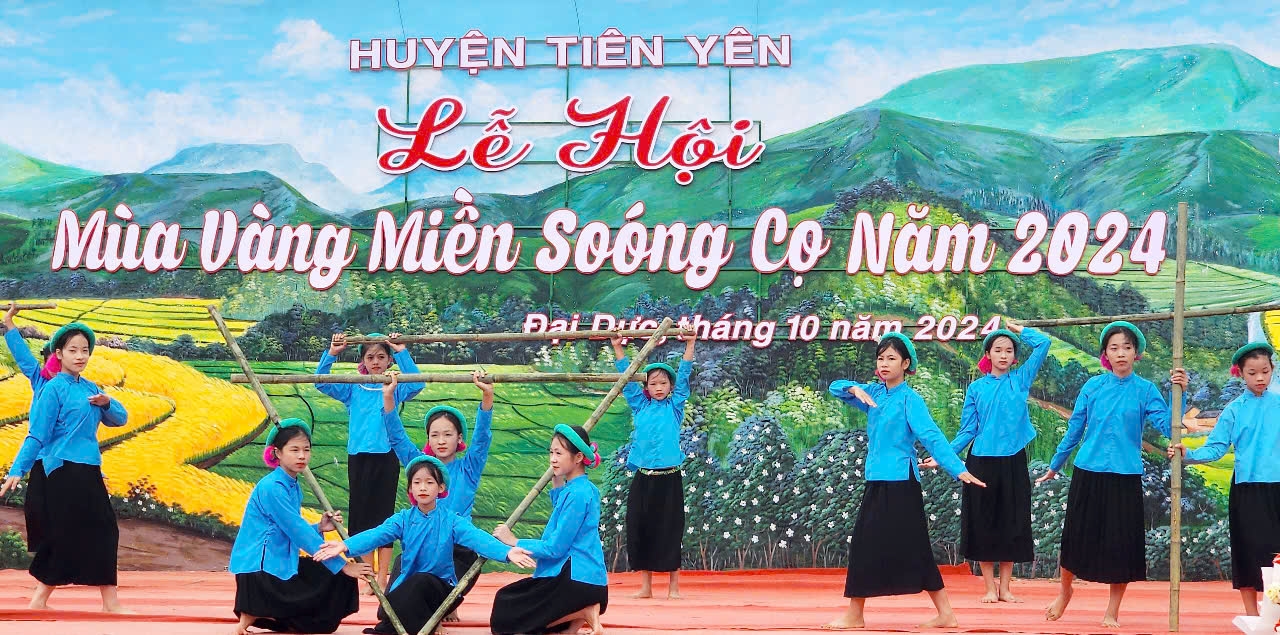 Mùa vàng Soóng Cọ là một trong những lễ hội lớn của địa phương, thu hút đông đảo người dân và du khách
