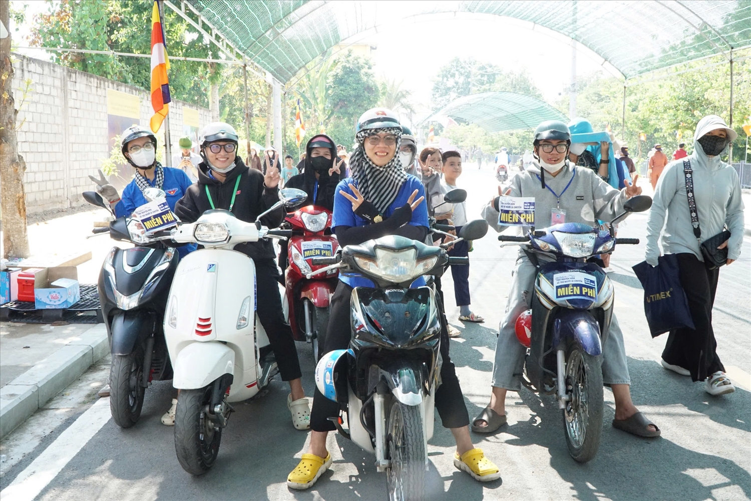 Đội xe miễn phí của các đoàn viên, thanh niên của huyện Bình Chánh. TP. Hồ Chí Minh