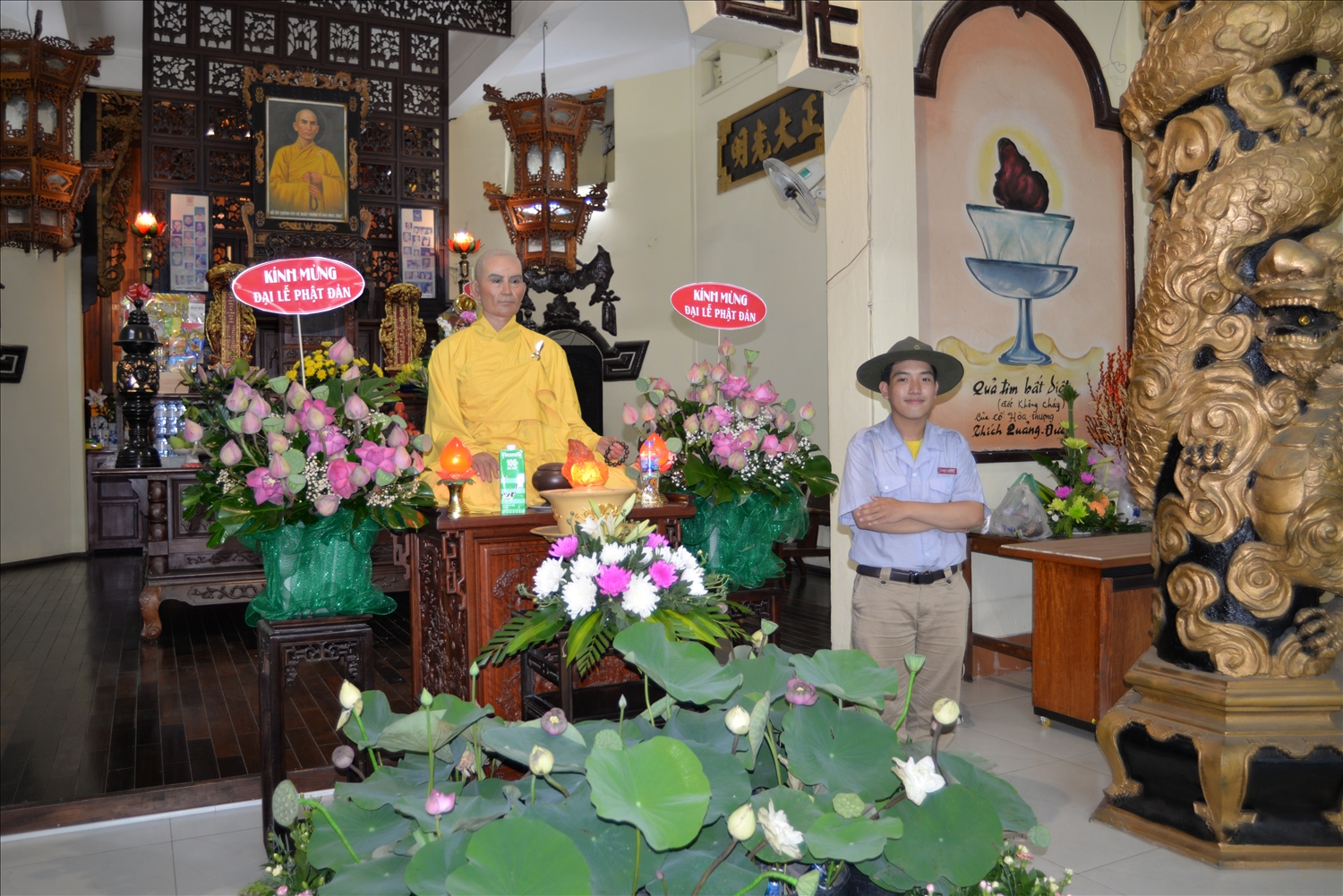 Sinh viên năm I, khoa Thanh nhạc, Trường đại học Văn Hiến, Nguyễn Tấn Khải: “Rất vui và tự hào vì Việt Nam đã 3 lần đăng cai Đại lễ Phật Đản Vesak LHQ. Đây không chỉ là ngày hội lớn của Phật Giáo Việt Nam và Thế giới, mà còn là dịp để quảng bá Việt Nam hoà bình – thân thiện và phát triển như thông điệp của đại lễ “Từ bi - Giác ngộ - Thế giới Hoà Bình”.