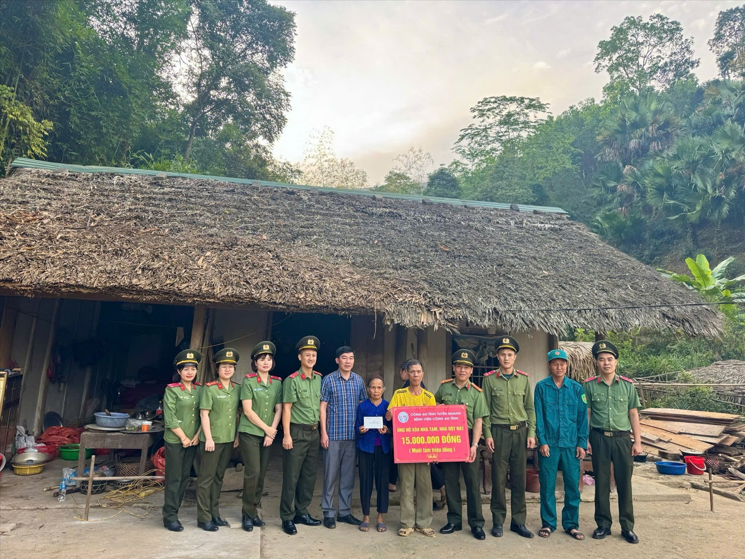 Lãnh đạo và cán bộ, chiến sĩ Bệnh viện Công an tỉnh Tuyên Quang trao tặng kinh phí hỗ trợ làm nhà mới cho gia đình ông Ma Văn Dự, dân tộc Mông tại thôn Toòng, xã Hùng Lợi