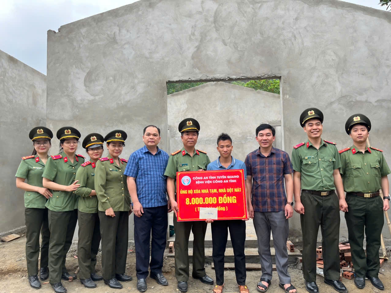 Lãnh đạo Bệnh viện Công an tỉnh trao tặng tiền ủng hộ giúp làm nhà cho gia đình 3 anh em họ Dương tại xã Hùng Lợi xây dựng lại căn nhà mới 3 cứng (nền cứng, tường cứng, mái cứng)