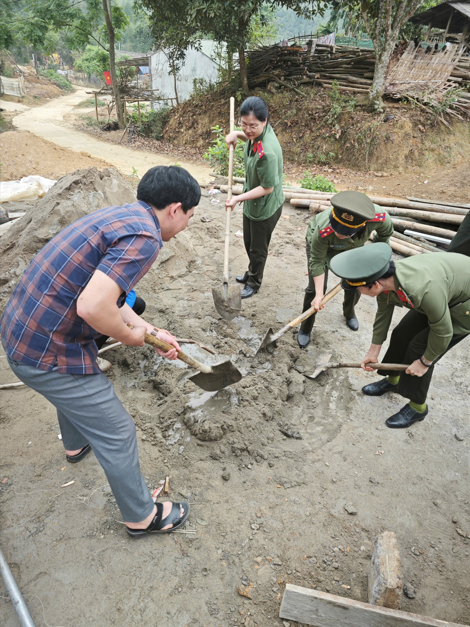 Cán bộ, chiến sĩ Bệnh viện Công an tỉnh Tuyên Quang giúp đỡ ngày công và kinh phí xây dựng nhà mới trong Chương trình xoá nhà tạm, nhà dột nát tại xã Tri Phú, huyện Chiêm Hoá, tỉnh Tuyên Quang 