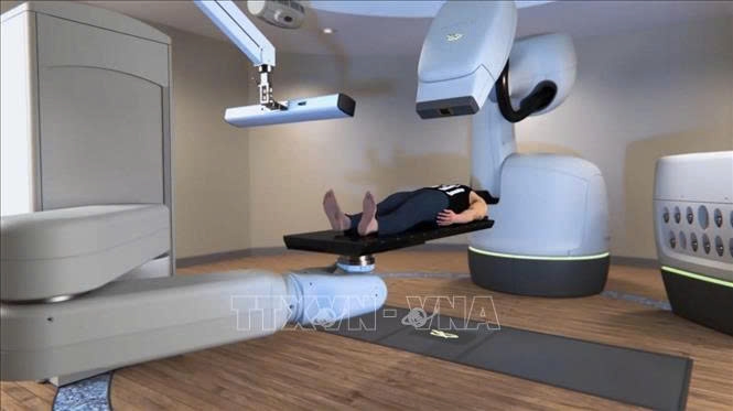Hình ảnh mô phỏng hệ thống robot xạ phẫu CyberKnife S7 có tích hợp trí tuệ nhân tạo. Ảnh: TTXVN phát