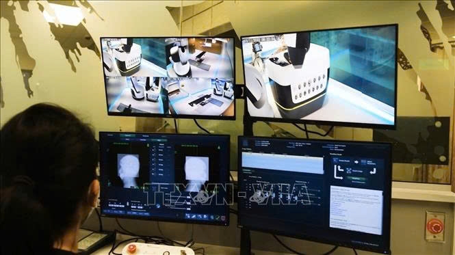 Phòng điều khiển hệ thống robot xạ phẫu CyberKnife S7. Ảnh: TTXVN phát