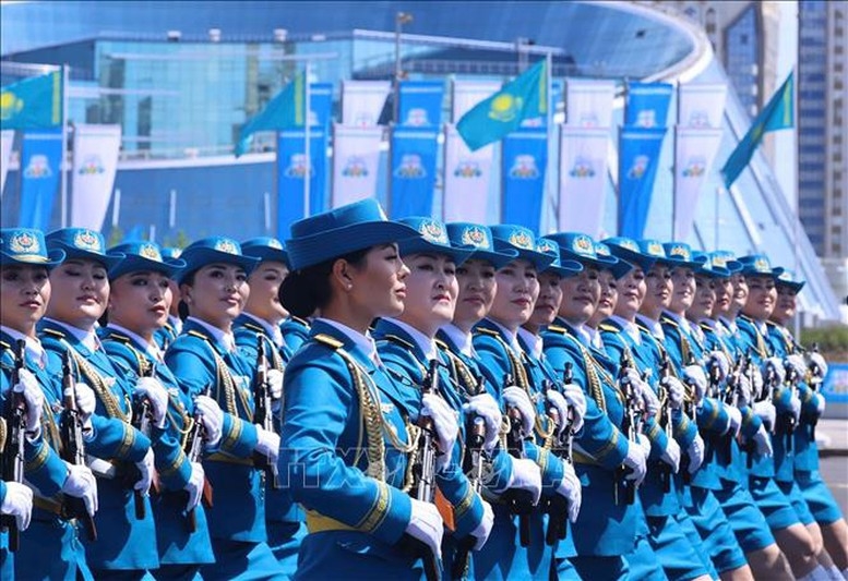 Các lực lượng vũ trang Kazakhstan duyệt binh tại buổi lễ. Ảnh: TTXVN
