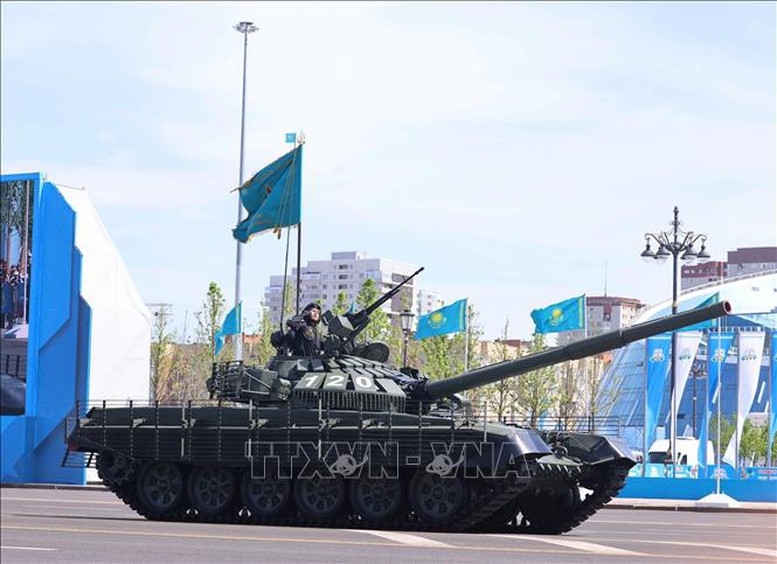 Lực lượng vũ trang Kazakhstan trình diễn các phương tiện, khí tài quân sự tại buổi lễ. Ảnh: TTXVN