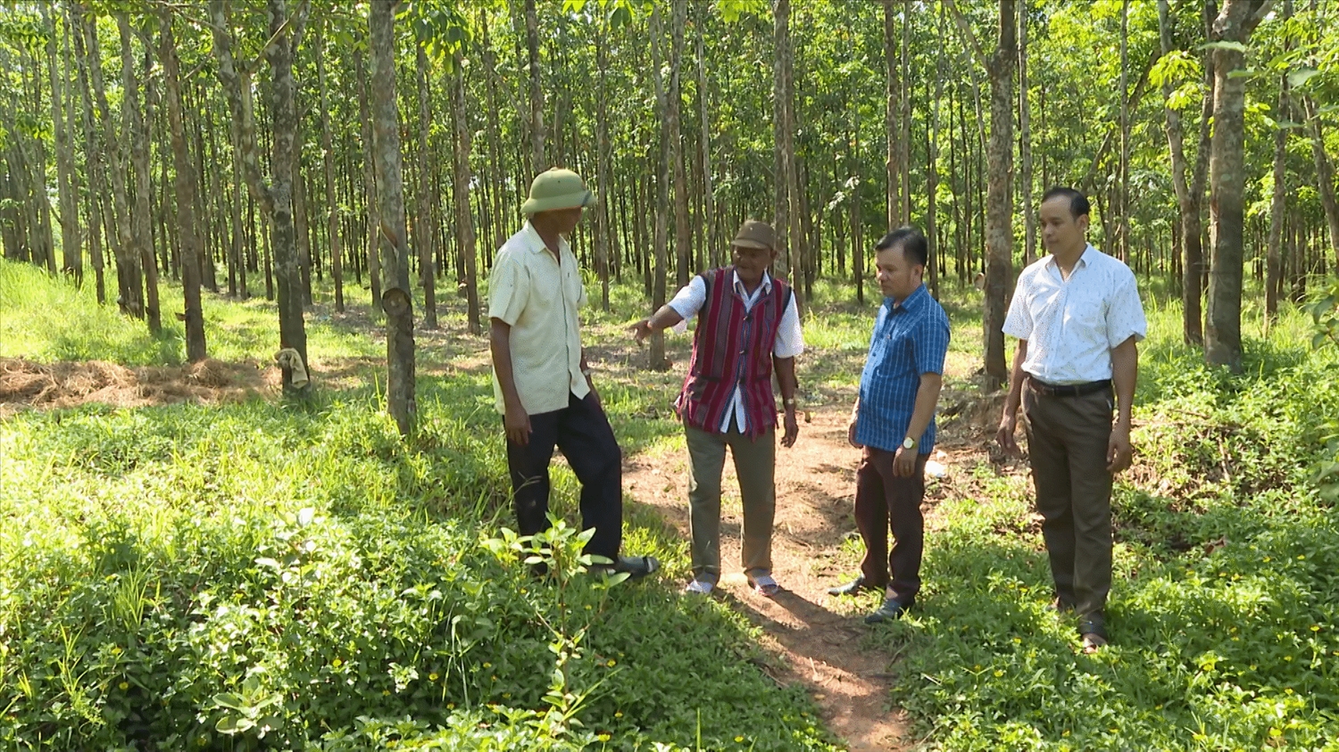 Ông Hồ Văn Trung, Người có uy tín ở thôn Khe Me, xã Linh Trường, huyện Gio Linh, tỉnh Quảng Trị cùng lãnh đạo địa phương vận động người dân bảo vệ rừng.