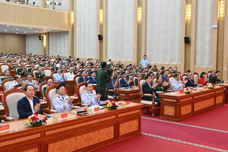 Các đại biểu dự buổi lễ.