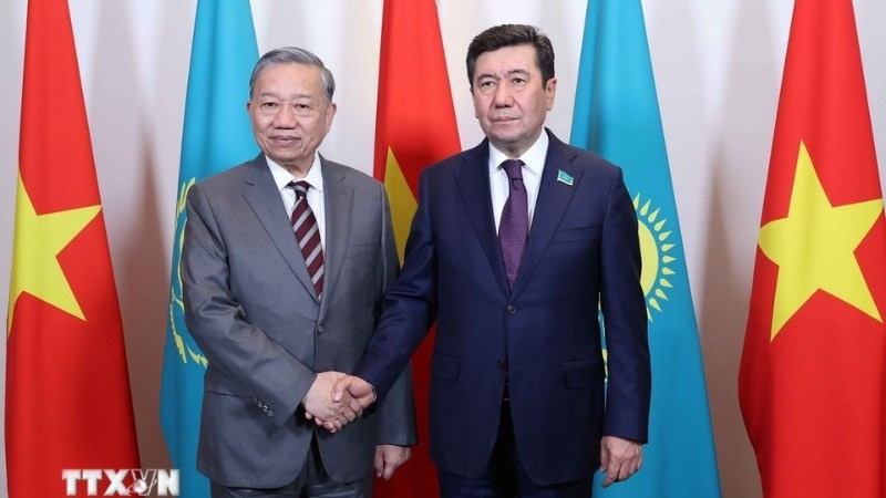 Tổng Bí thư Tô Lâm hội kiến Chủ tịch Hạ viện Kazakhstan kiêm Chủ tịch Đảng Amanat (cầm quyền) Yerlan Koshanov. (Ảnh: TTXVN)