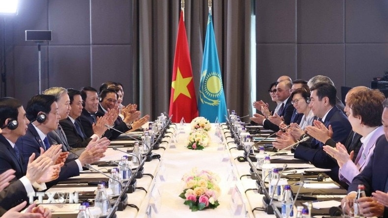 Tổng Bí thư Tô Lâm hội kiến Chủ tịch Hạ viện Kazakhstan kiêm Chủ tịch Đảng Amanat (cầm quyền) Yerlan Koshanov. (Ảnh: TTXVN)