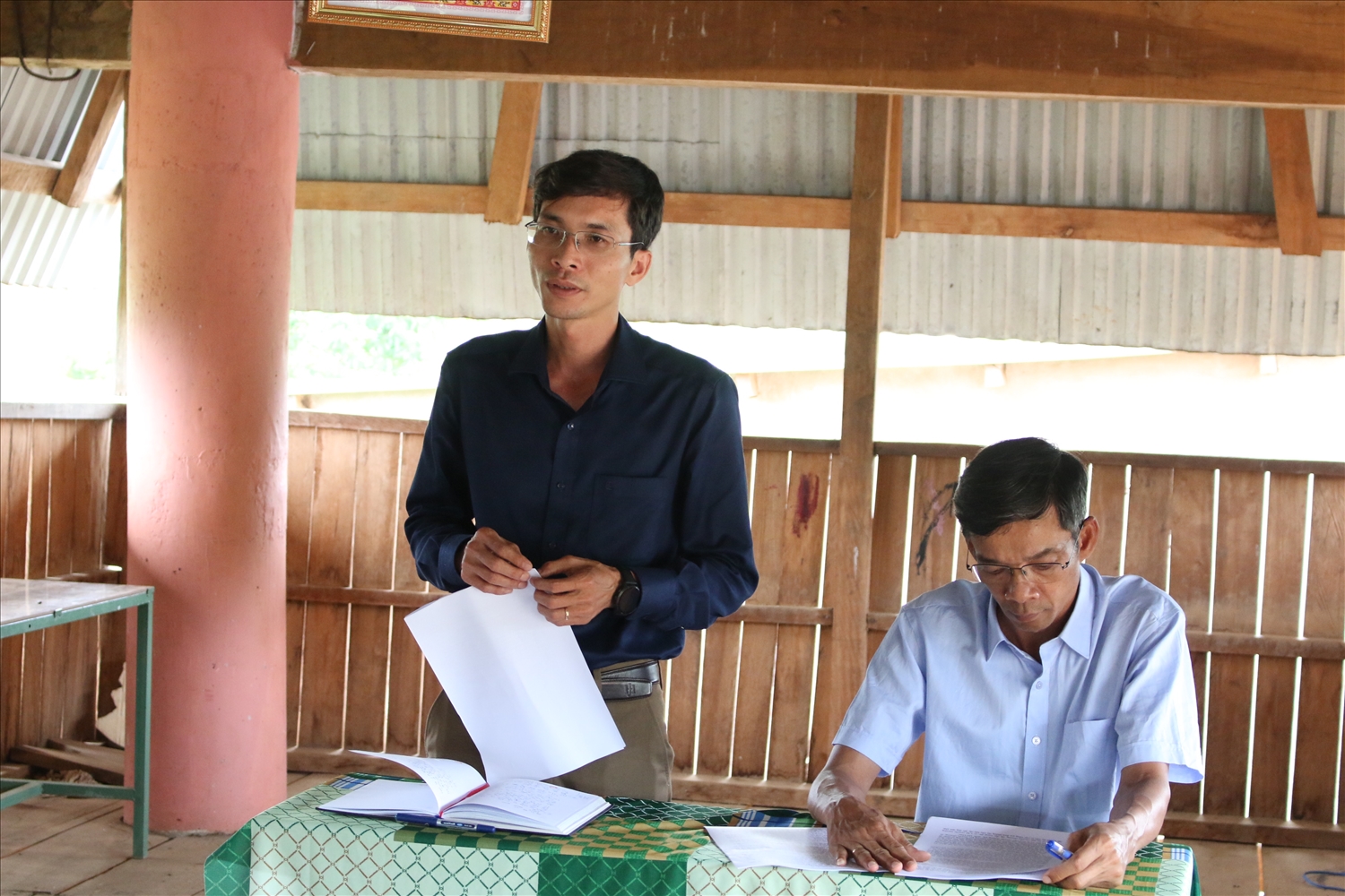 Ông Nguyễn Quang Thạch - Giám đốc Sở Dân tộc và Tôn giáo tỉnh Kon Tum trao đổi tại buổi làm việc