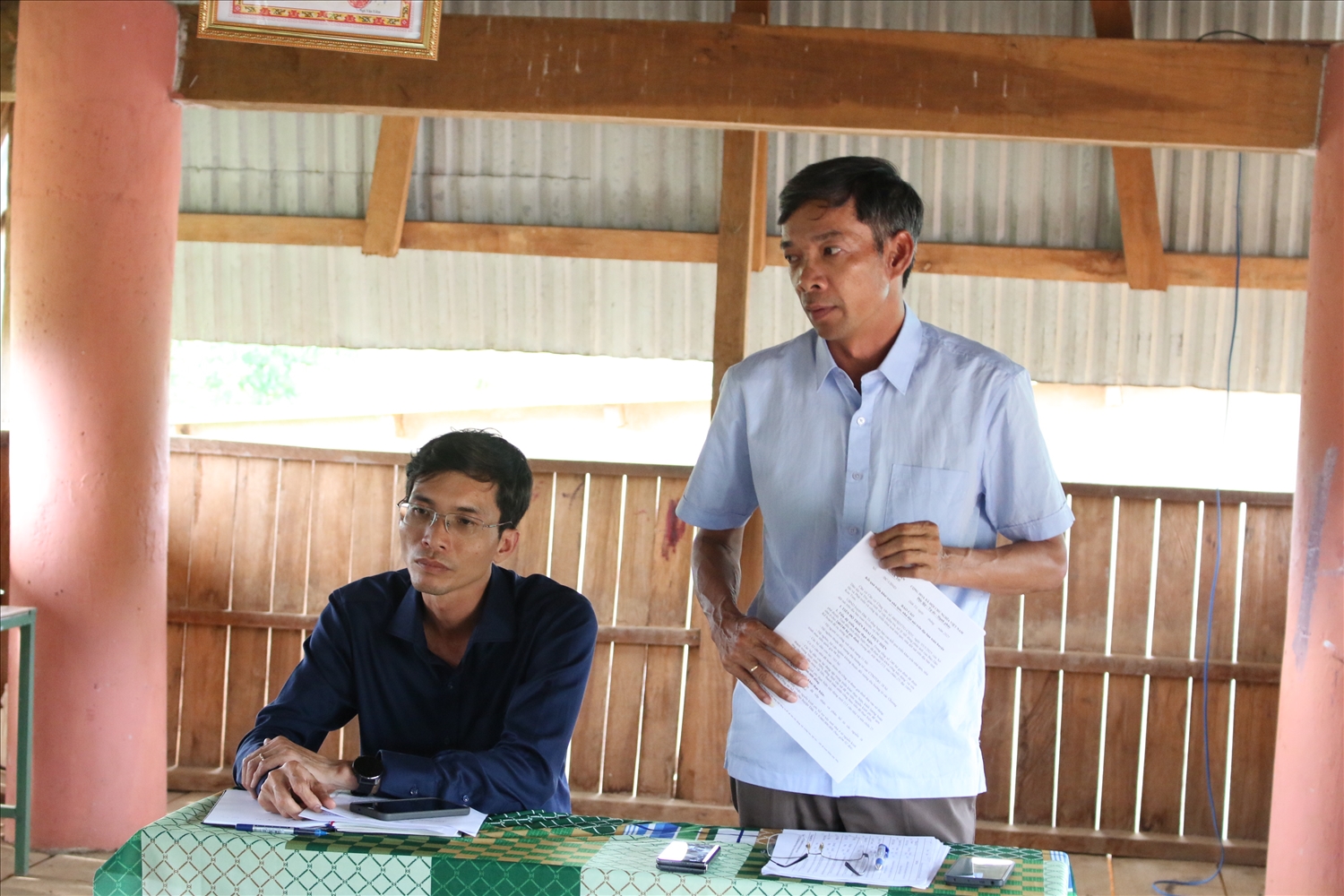 Ông Đặng Quang Hải - Phó Chủ tịch UBND huyện Đăk Tô trao đổi tại buổi làm việc
