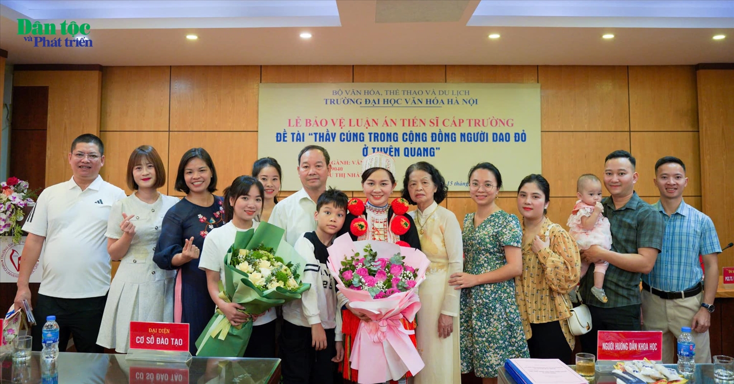 Tiến sĩ Triệu Thị Nhất (ôm bó hoa ở giữa) trong ngày bảo vệ thành công luận án “Thầy cúng trong cộng đồng người Dao Đỏ ở Tuyên Quang” tại Trường Đại học Văn hóa Hà Nội