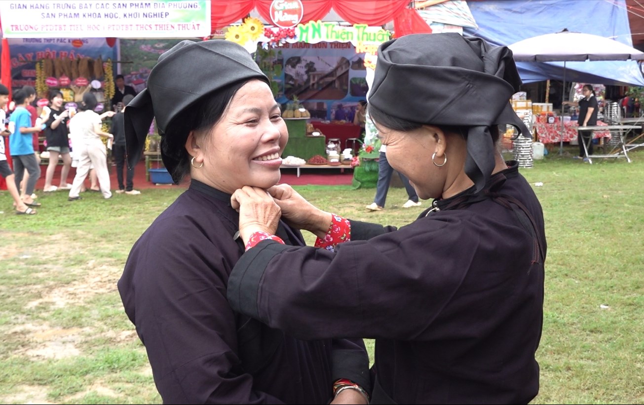 Người phụ nữ Nùng trong trang phục truyền thống