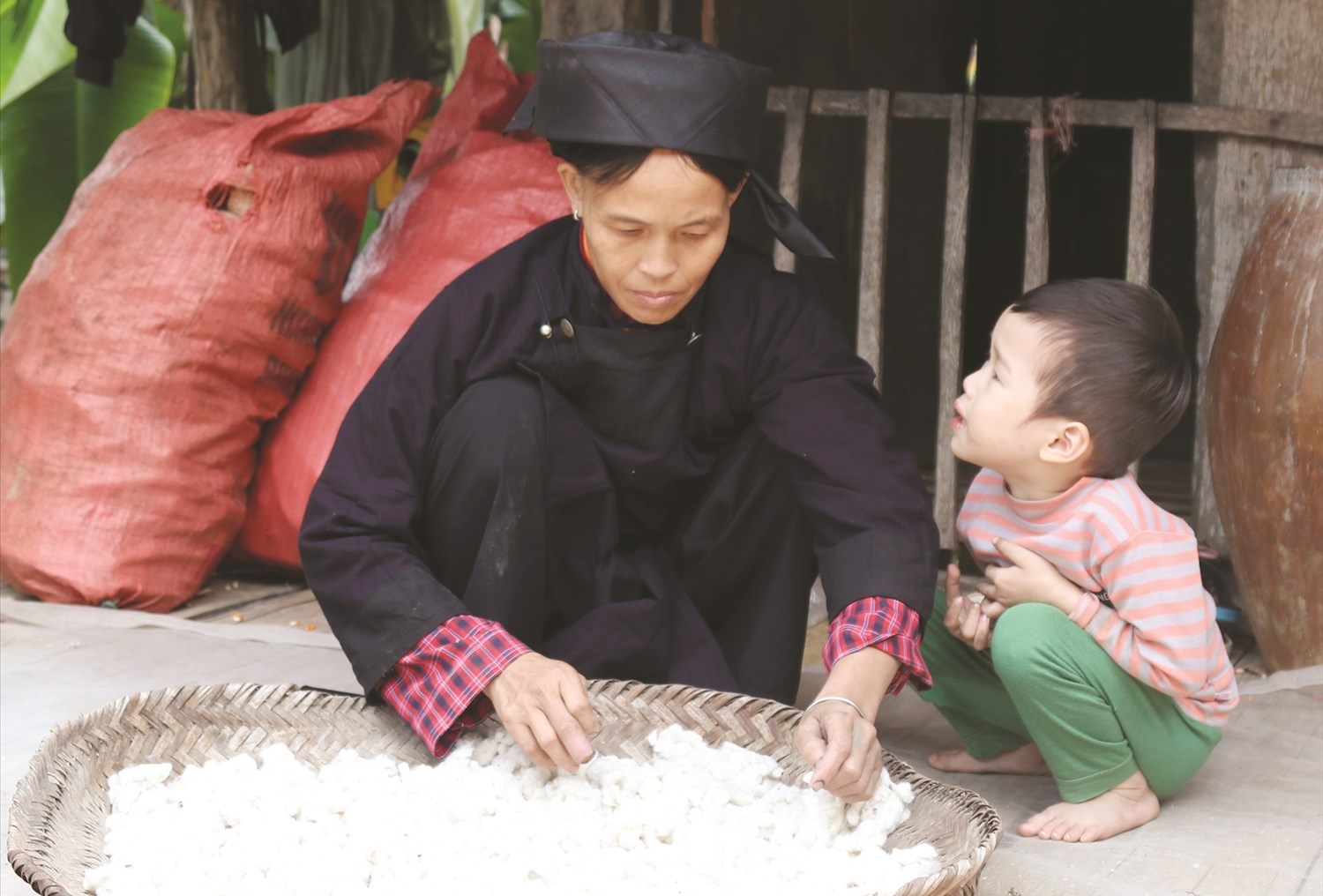 Những hạt bông được người dân thu hái từ nương về mang ra phơi