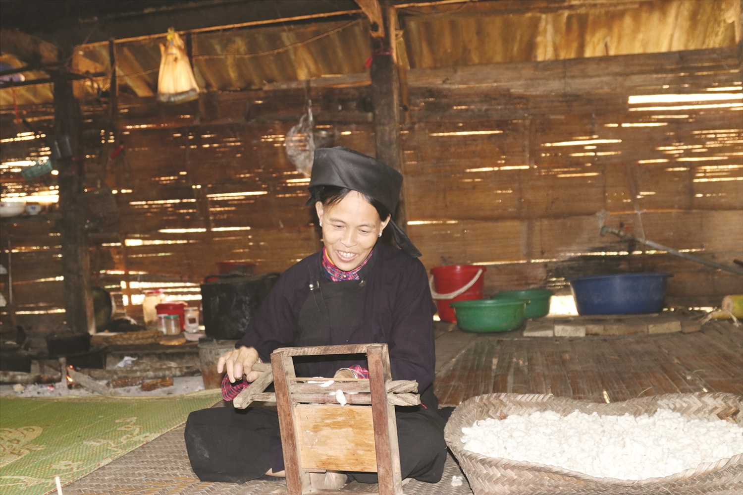 Những quả bông sau khi được phơi khô sẽ được người dân se bằng tay cho tơi