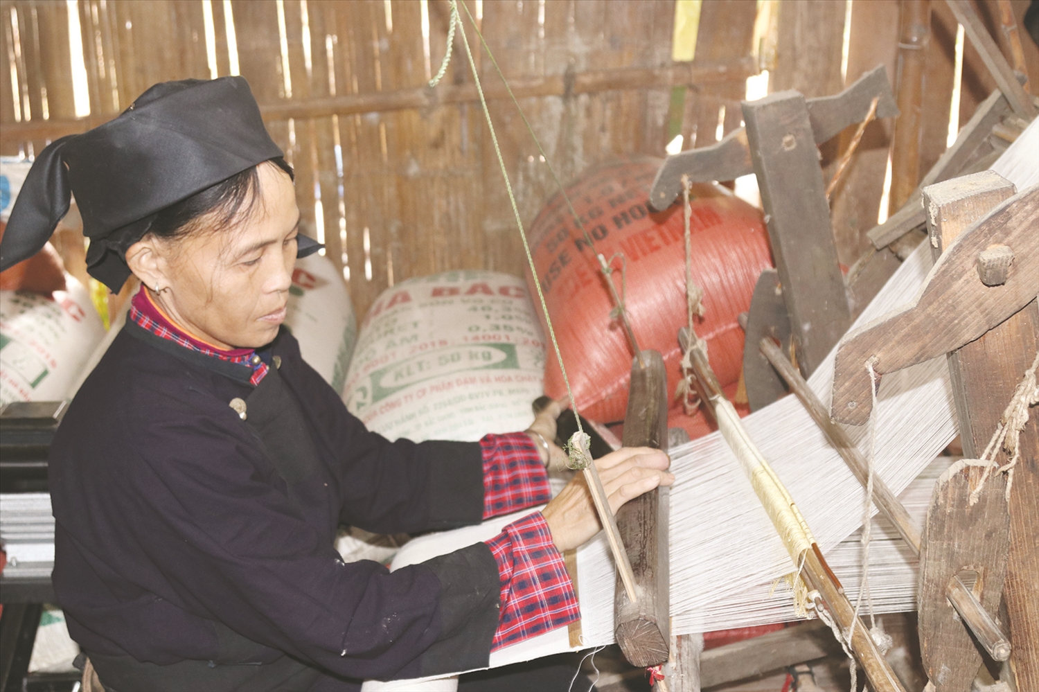 Công đoạn cuối để tạo nên tấm vải là dệt. Chị em phụ nữ Nùng tranh thủ thời gian rảnh trong ngày để dệt vải