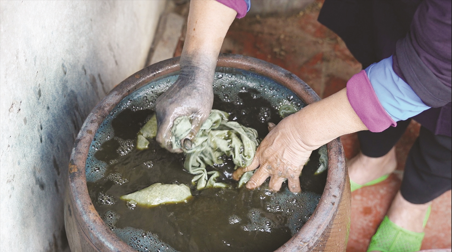 Bàn tay của người nhuộm chàm lâu năm đều chuyển sang sắc xanh đậm hoặc nhạt. Hình ảnh đó thể hiện sự đảm đang, khéo léo của người phụ nữ dân tộc Nùng nơi đây