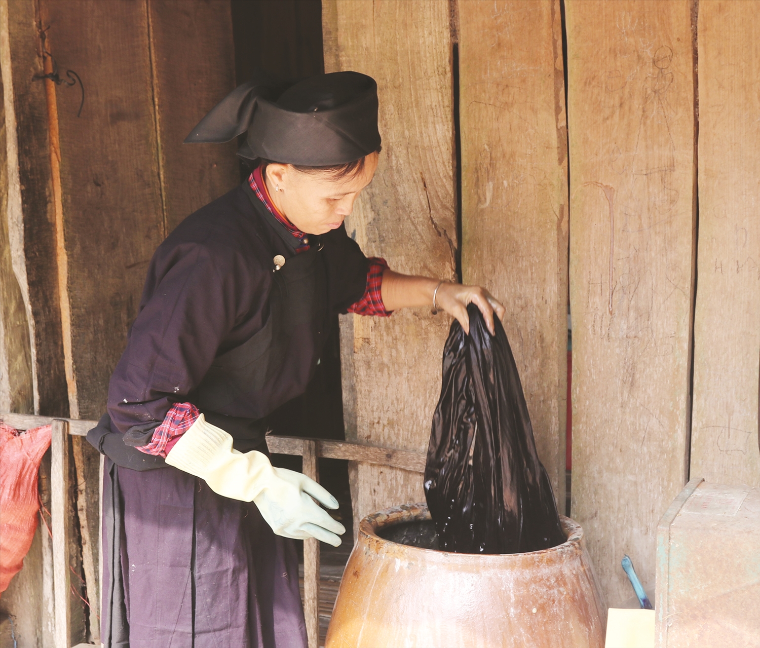 Nhuộm chàm phải chọn ngày nắng, công đoạn ngâm, vắt, phơi cứ lặp đi lặp lại trong khoảng thời gian từ 15 đến 20 ngày