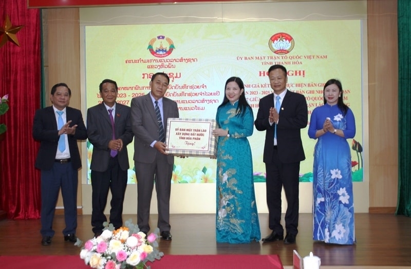 Nhân dịp này, các lãnh đạo Ủy ban MTTQ tỉnh Thanh Hóa và Ủy ban Mặt trận Lào xây dựng đất nước tỉnh Hủa Phăn đã trao tặng cho nhau những phần quà ý nghĩa.