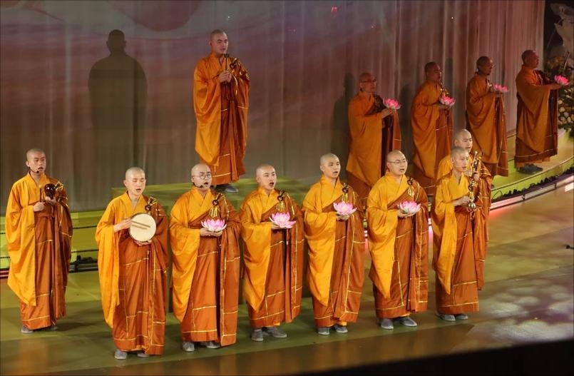 Tiết mục Mây lành hội tụ do Đoàn Nghệ thuật âm nhạc Phạn Bối Phật giáo Trung Quốc biểu diễn. (Ảnh: Văn Hà)