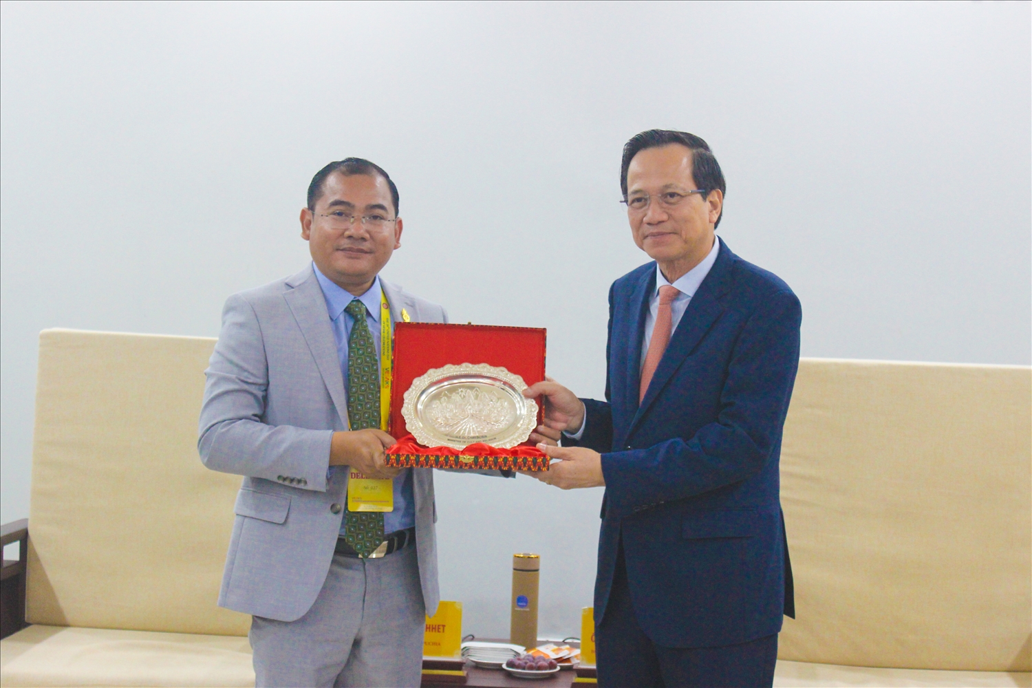 Quốc vụ khanh Bộ Nghi lễ và Tôn giáo Vương quốc Campuchia Chhat Sochhet trao quà thân mật cho Bộ trưởng Đào Ngọc Dung