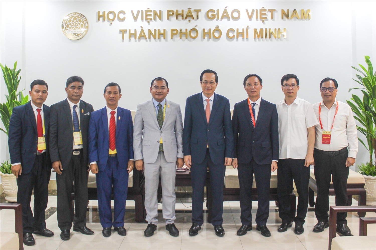 Bộ trưởng Bộ Dân tộc và Tôn giáo Đào Ngọc Dung, Quốc vụ khanh Bộ Nghi lễ và Tôn giáo Campuchia Chhat Sochhet cùng các đại biểu 2 nước chụp ảnh lưu niệm