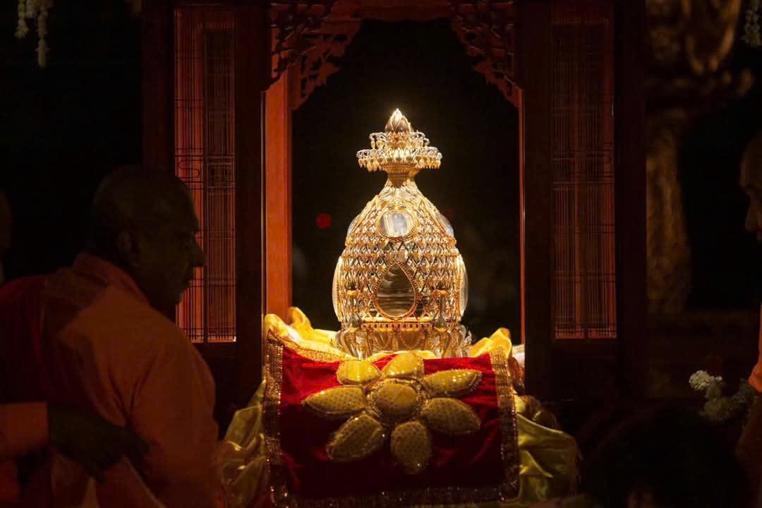 Hòa thượng Bhante Seewalee cho biết: 'Trong giáo lý nhà Phật, xá lợi là sự kết tinh từ giới - định - tuệ của những bậc giác ngộ hay cao tăng đắc đạo'. (Trong ảnh: Cận cảnh Xá lợi Đức Phật được tôn trí trên núi Bà Đen)