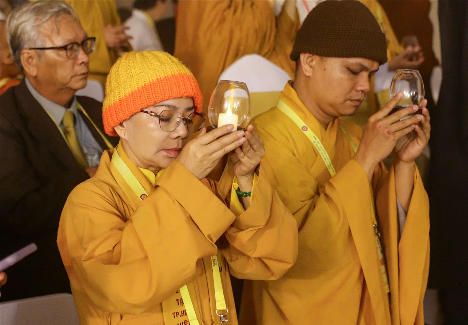 Những lời kinh trong làn khói hương, giữa ánh sáng của trí tuệ và từ bi, lan tỏa năng lượng tích cực, các đại biểu cùng cầu nguyện, gửi đi thông điệp về hòa bình, đoàn kết và tình thương đến thế giới.
